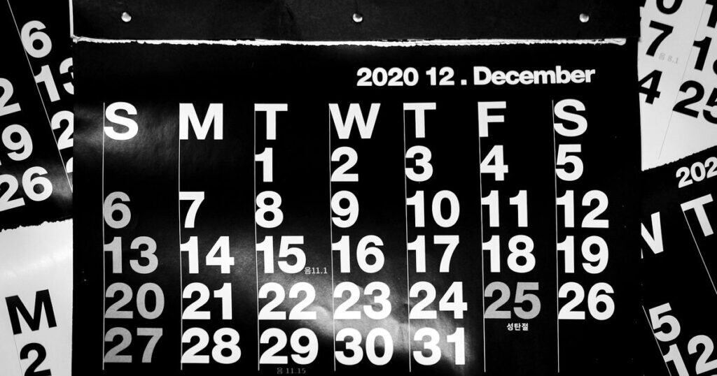 Calendario de pared, en blanco y negro