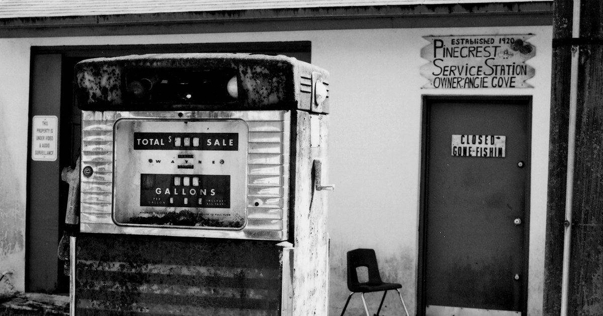 Surtidor de gasolina antiguo en blanco y negro
