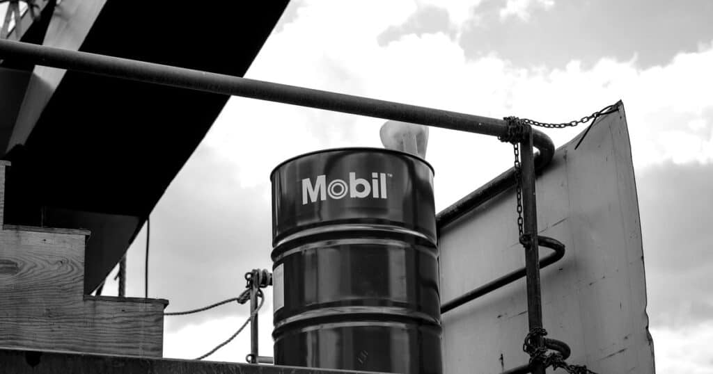 Bidón de combustible viejo en blanco y negro