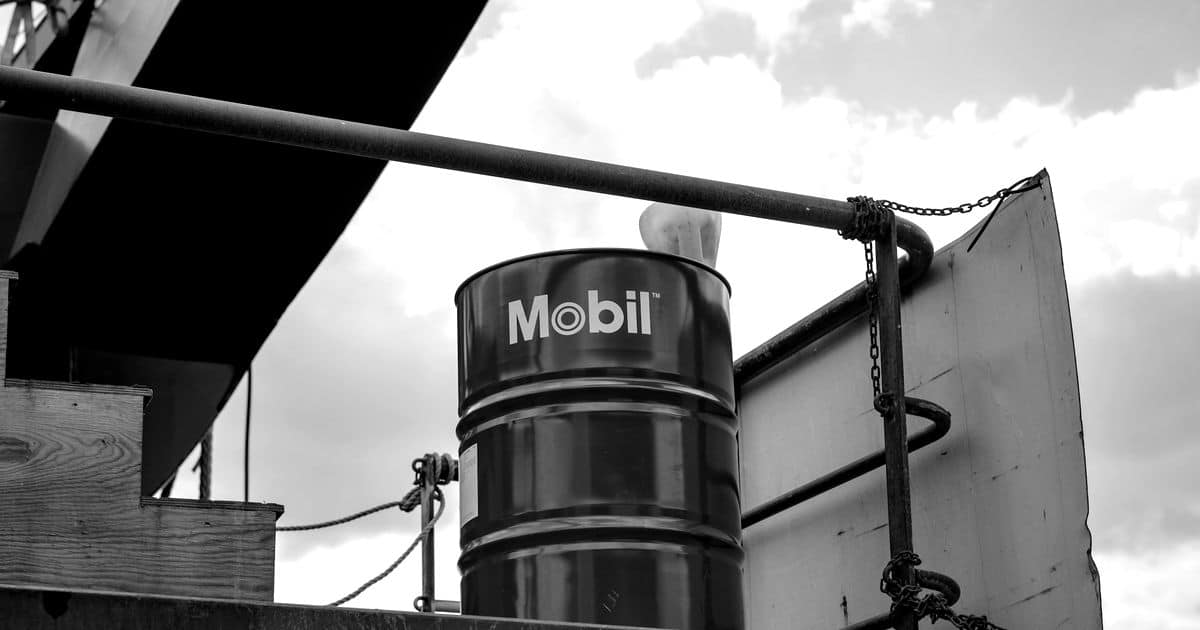 Bidón de combustible viejo en blanco y negro