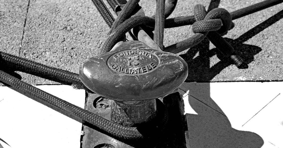 Amarre de barco con cabos, en blanco y negro