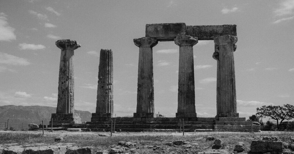 Ruinas de columnas griegas, en blanco y negro
