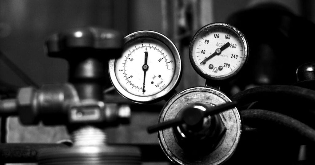 Manometros industriales en blanco y negro