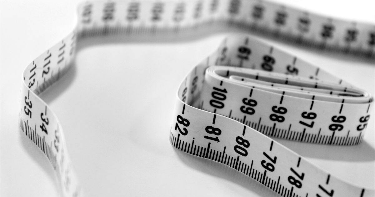 Cinta metrica extendida, en blanco y negro