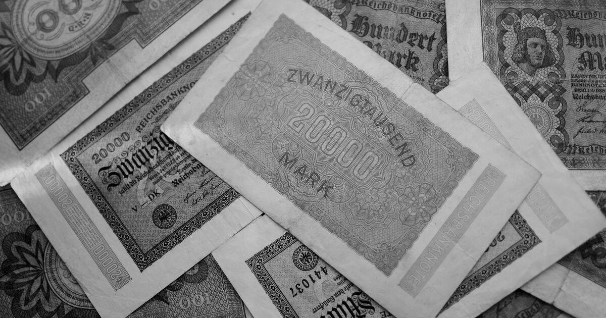 Fajo de billetes viejos, en blanco y negro