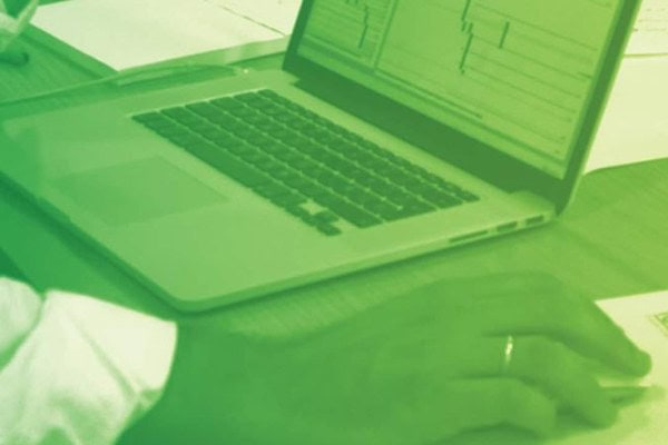 Un portátil con un gráfico de precios sobre una mesa de trabajo