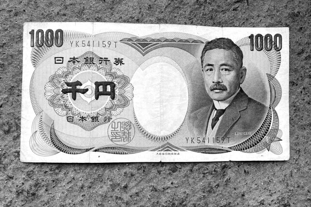 Billete de 1.000 yenes en blanco y negro: el yen japonés frente a una pensión que no sube