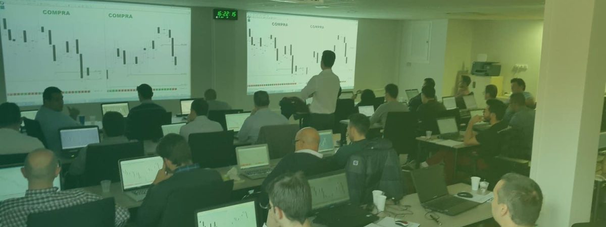 Alumnos de TendenciasFX en una clase presencial en la sala de Barcelona